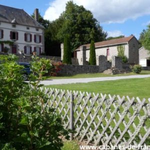 Charmante maison dhôtes avec jardin verdoyant et façade en pierre.