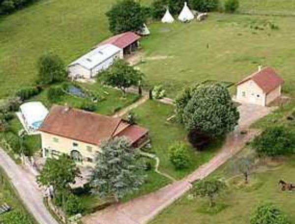 Charmante maison de campagne avec piscine, entourée de verdure et tipis.