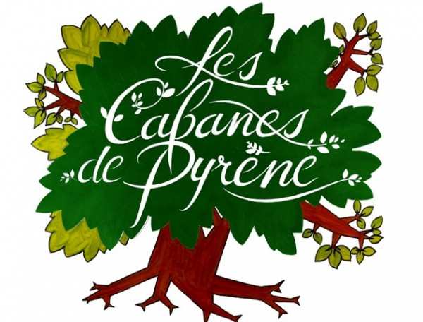 Cabane dans les arbres, entourée de feuillage verdoyant et accueillant.