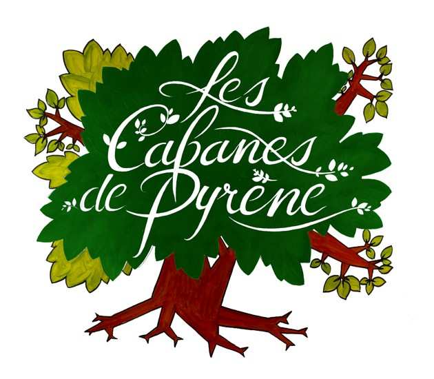 Cabane dans les arbres, entourée de feuillage verdoyant et accueillant.