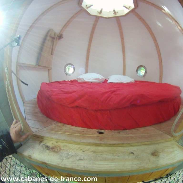 133 Hébergement insolite en Aquitaine : cabane ronde avec lit double et vue panoramique.
