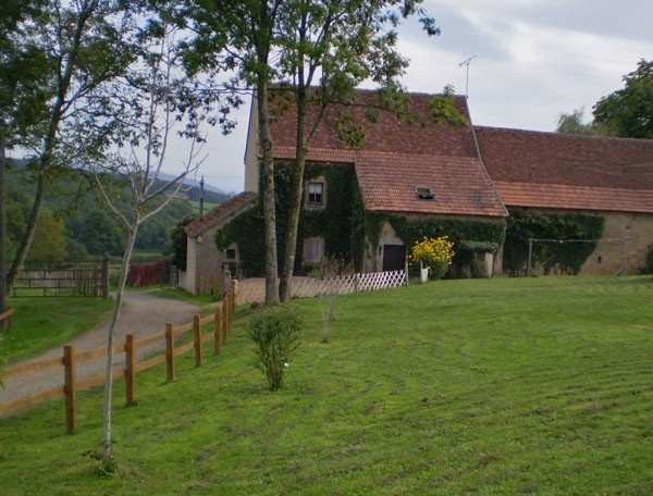 Charmante maison de campagne avec un jardin verdoyant et une vue sur la nature.