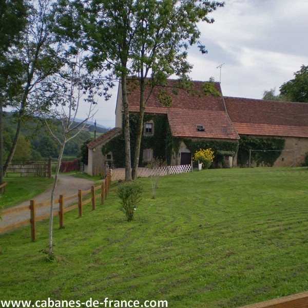 Charmante maison de campagne avec un jardin verdoyant et une vue sur la nature.