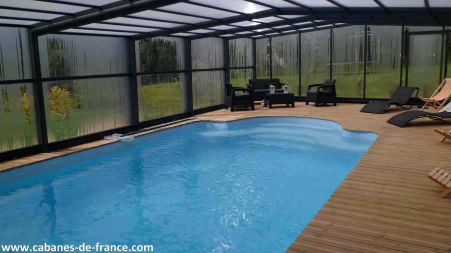 149 Hébergement insolite en Bretagne : cabane avec piscine intérieure et terrasse en bois.