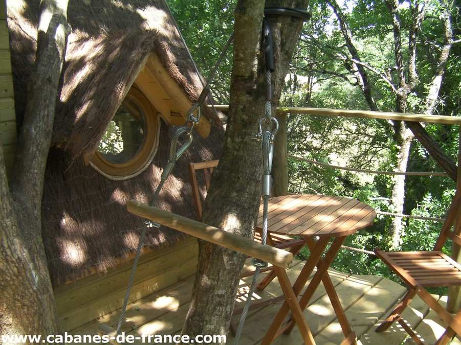 1507 Cabane perchée en Bretagne, avec terrasse en bois et vue sur la nature environnante.