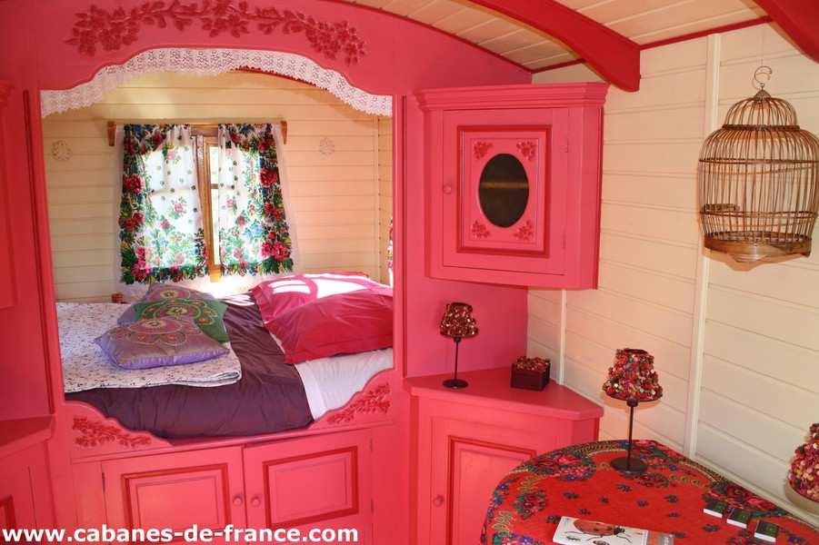 1519 Charmante roulotte colorée en Bretagne, avec des fleurs et un lit douillet.