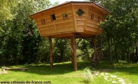 155 Cabane perchée en bois dans les arbres, entourée de verdure en Bretagne.