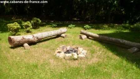 156 Hébergement insolite en Bretagne : cabane en bois avec un coin feu en plein air.