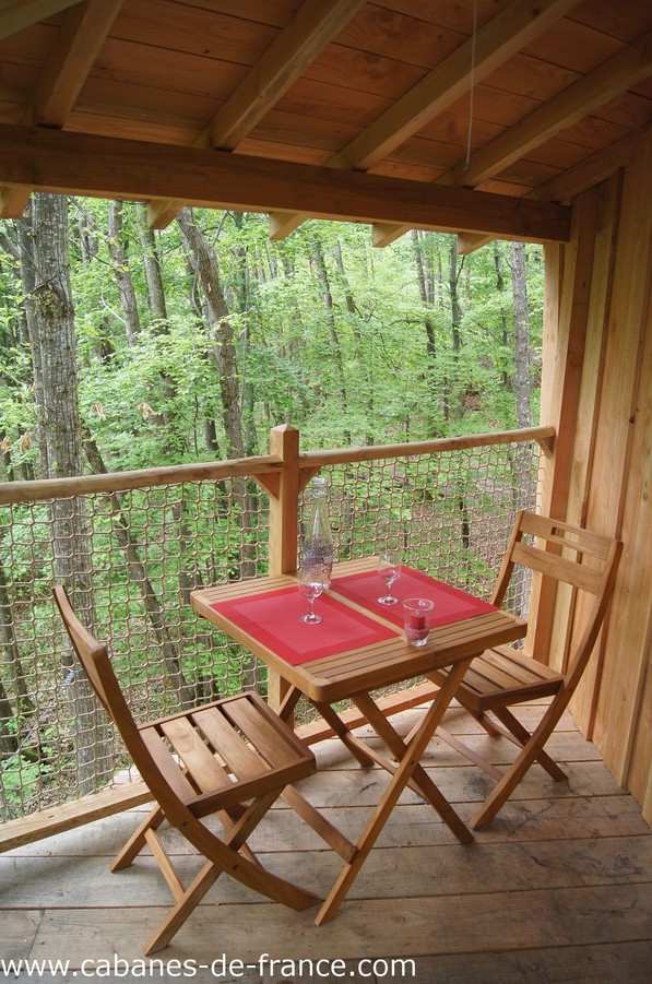 1665 Cabane perchée en bois en Auvergne-Rhône-Alpes, avec vue sur la forêt verdoyante.