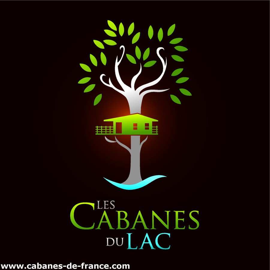 Cabane dans les arbres au bord dun lac, entourée dune verdure luxuriante.