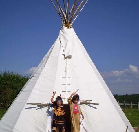 Teepee en Bourgogne, enfants jouant à lentrée sous un ciel bleu.