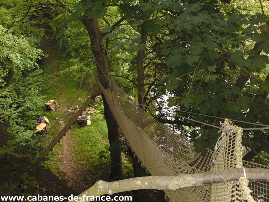 1831 Cabane perchée dans les arbres en Basse-Normandie, entourée de verdure luxuriante.