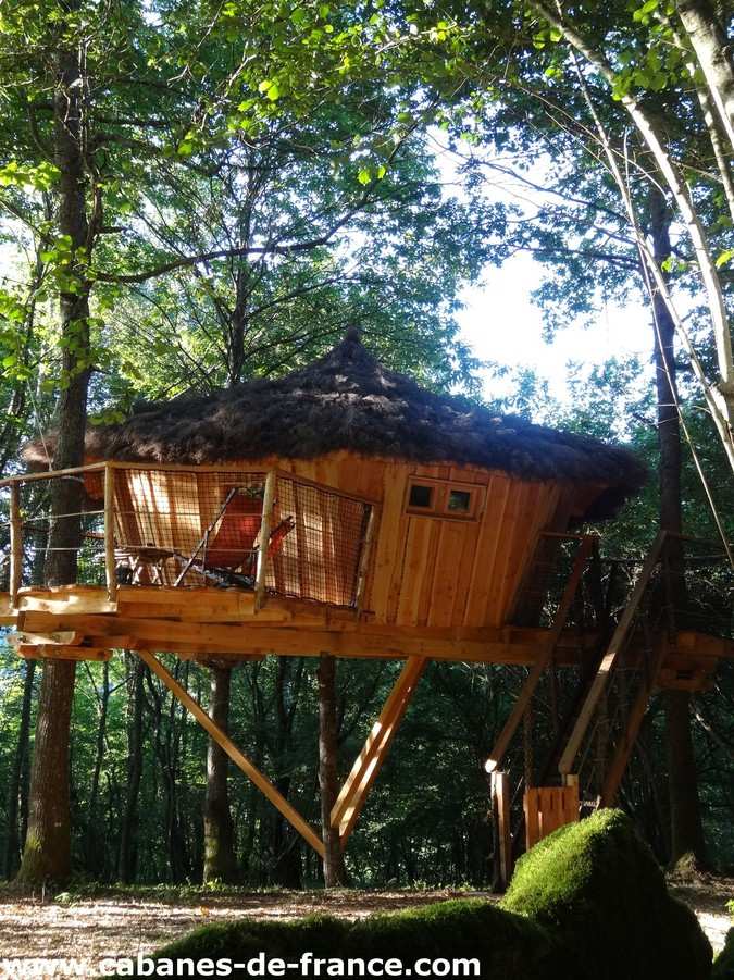 1902 Cabane perchée en bois dans les arbres, entourée de verdure à Midi-Pyrénées.
