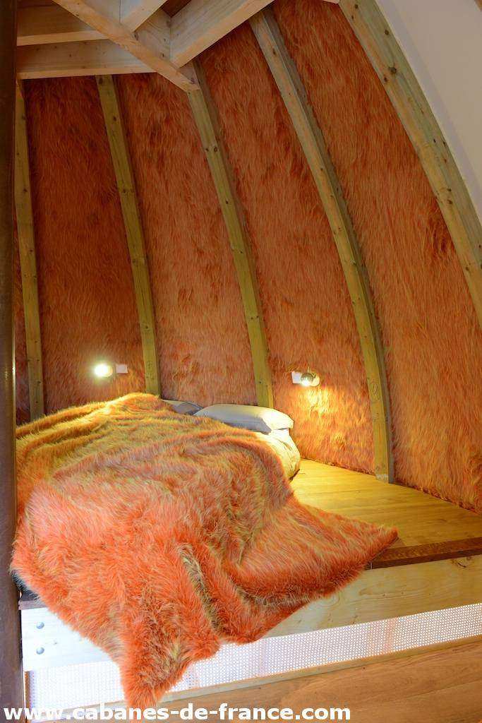2162 Cabane insolite en Pays de la Loire, intérieur chaleureux avec murs en fourrure orange.