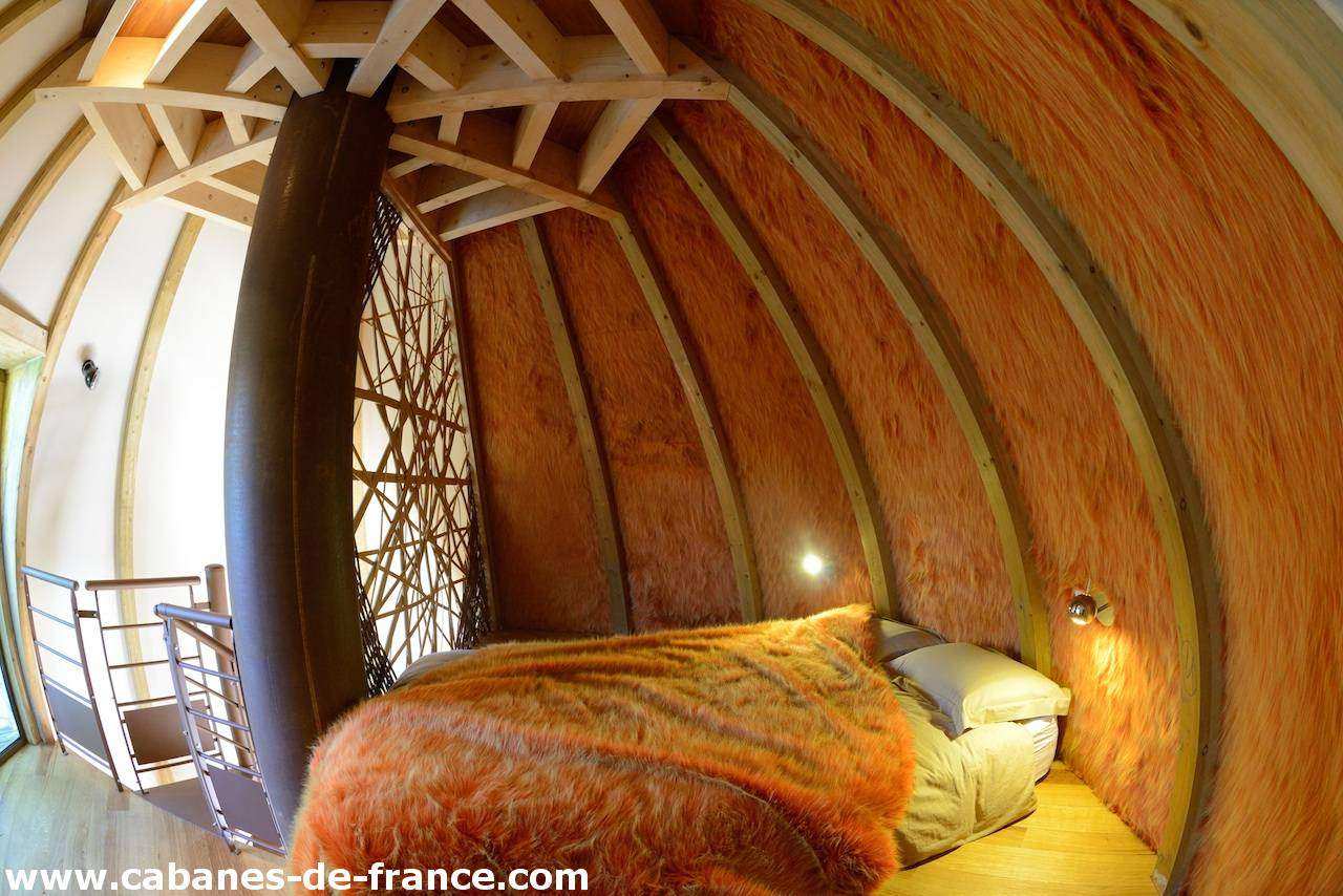 2163 Cabane en bois dans les Pays de la Loire, avec murs en bois chaleureux et lit douillet.