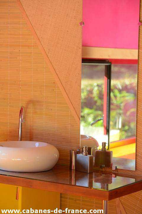 2175 Hébergement insolite en Pays de la Loire avec lavabo design et décor coloré.