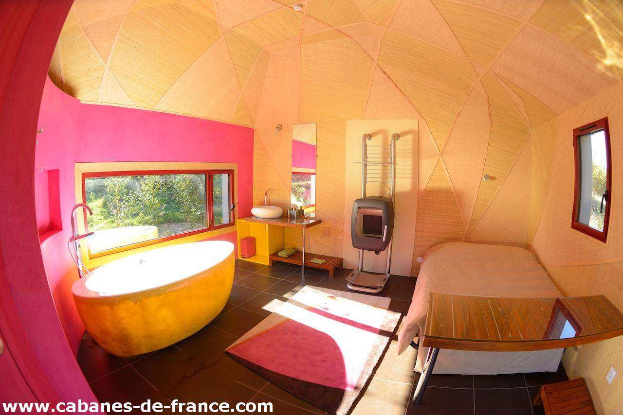 2176 Cabane moderne en Pays de la Loire avec intérieur coloré et baignoire design.