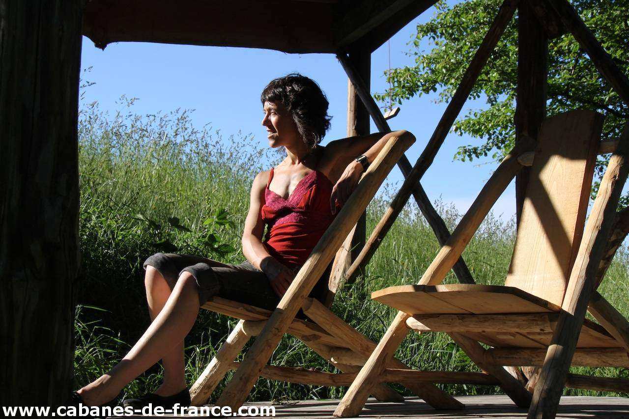 2192 Hébergement insolite en cabane, avec une vue dégagée sur la nature verdoyante.