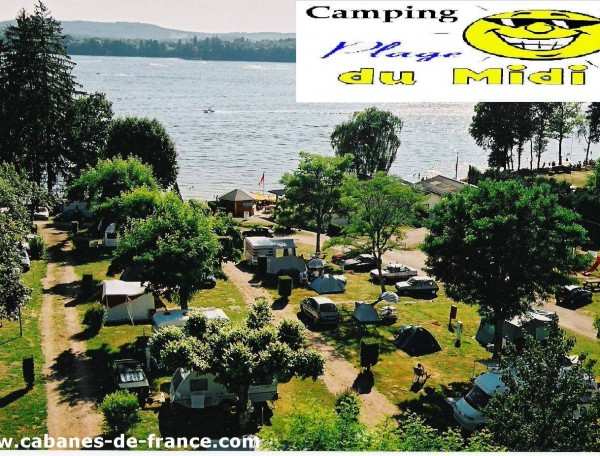 Camping au bord dun lac, entouré darbres et de tentes colorées.