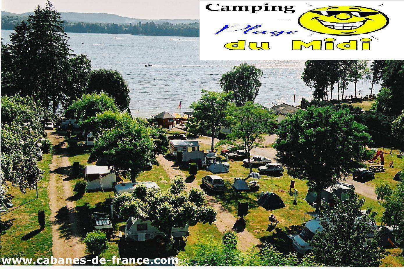 Camping au bord dun lac, entouré darbres et de tentes colorées.
