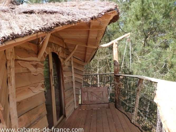 258 Cabane en bois perchée en Bretagne, avec terrasse en bois et vue sur la nature.