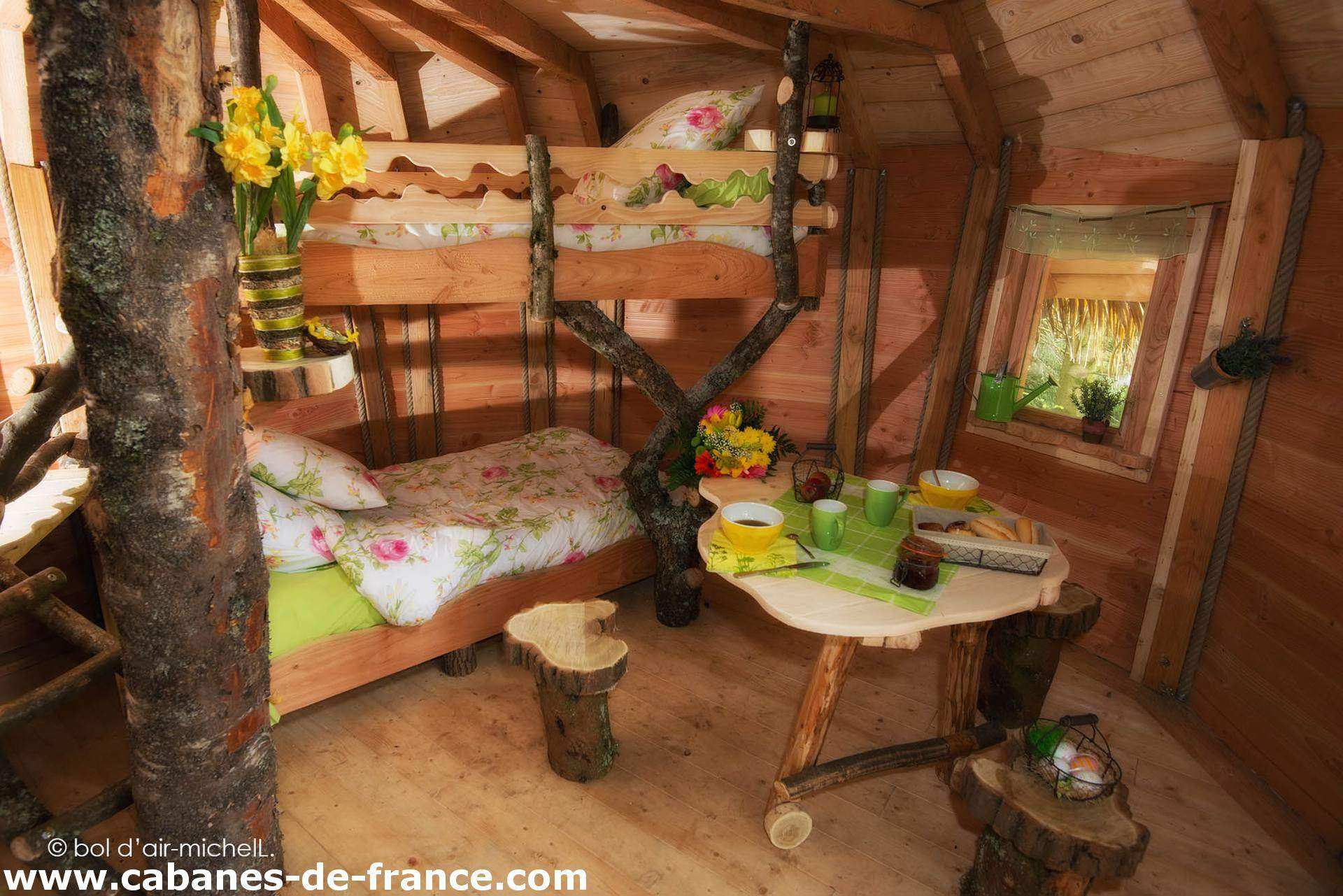2621 Cabane en bois cosy avec lit en mezzanine et décor floral, située en Grand-Est.