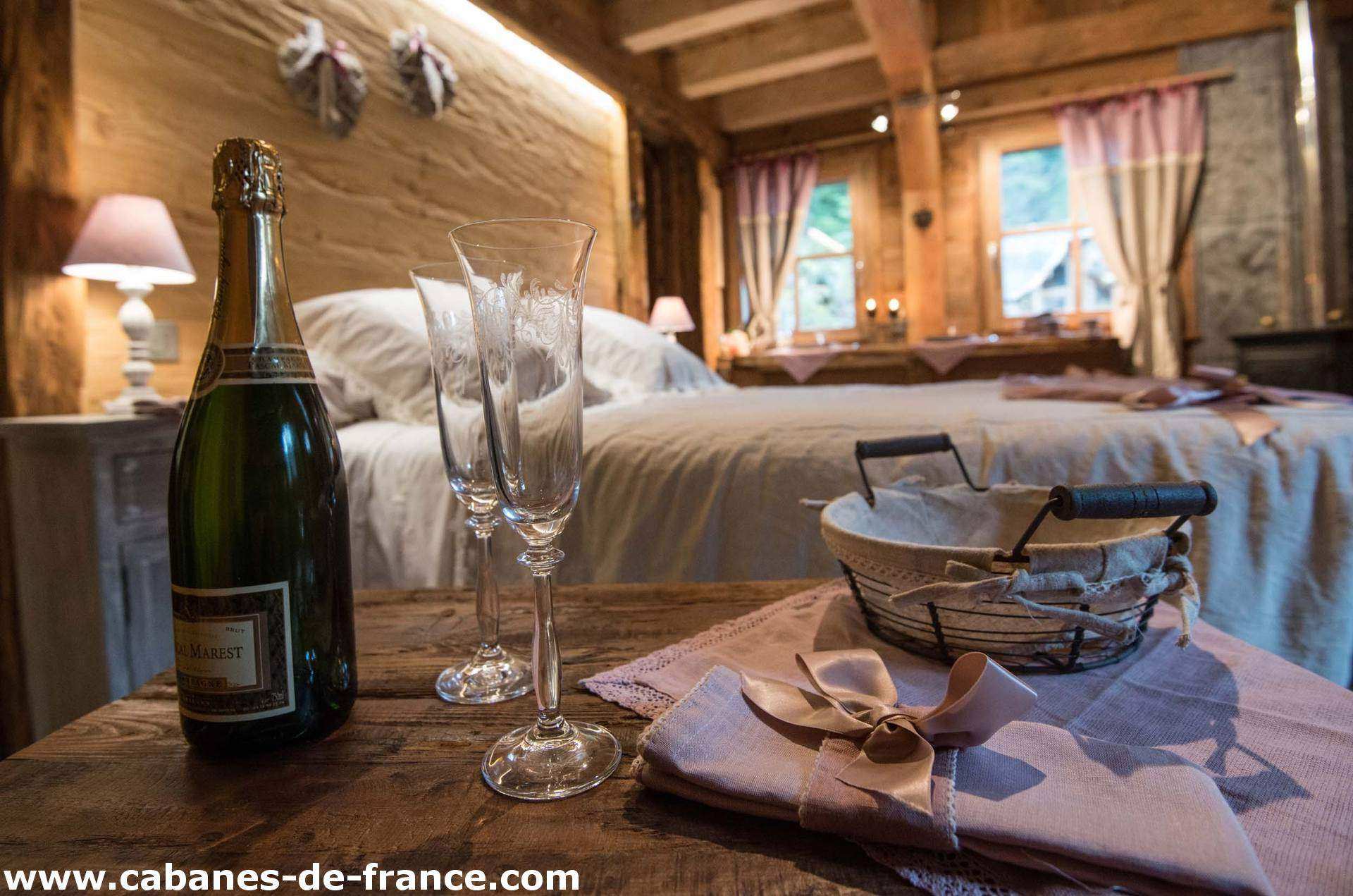 2632 Cocon romantique en cabane, avec champagne et décor en bois chaleureux.