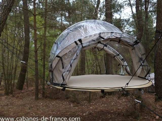 265 Hébergement insolite en Bretagne : tente suspendue transparente dans les arbres.