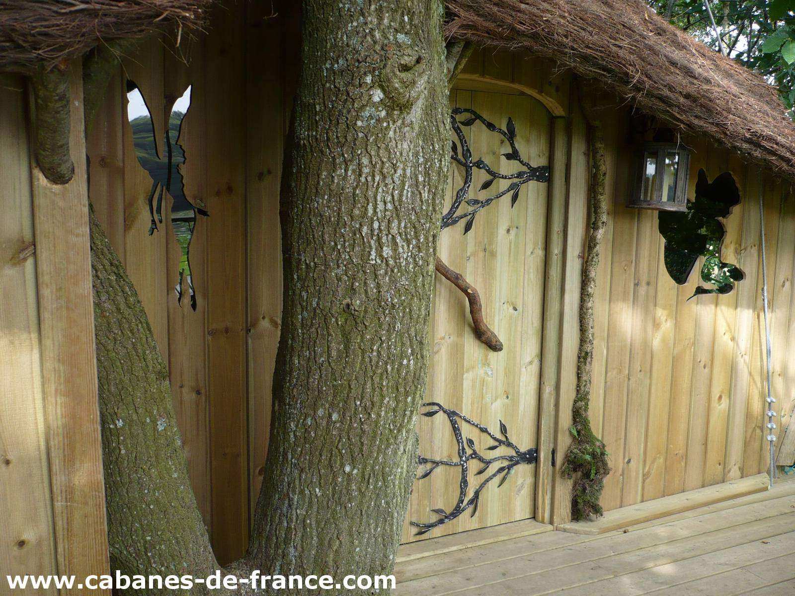 3073 Cabane en bois en Bretagne, intégrée à un arbre avec une porte originale.