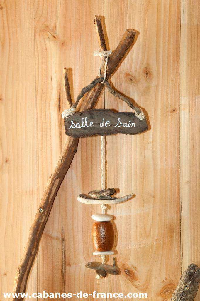 3410 Cabane insolite avec une décoration en bois naturel et un panneau Salle de bain.