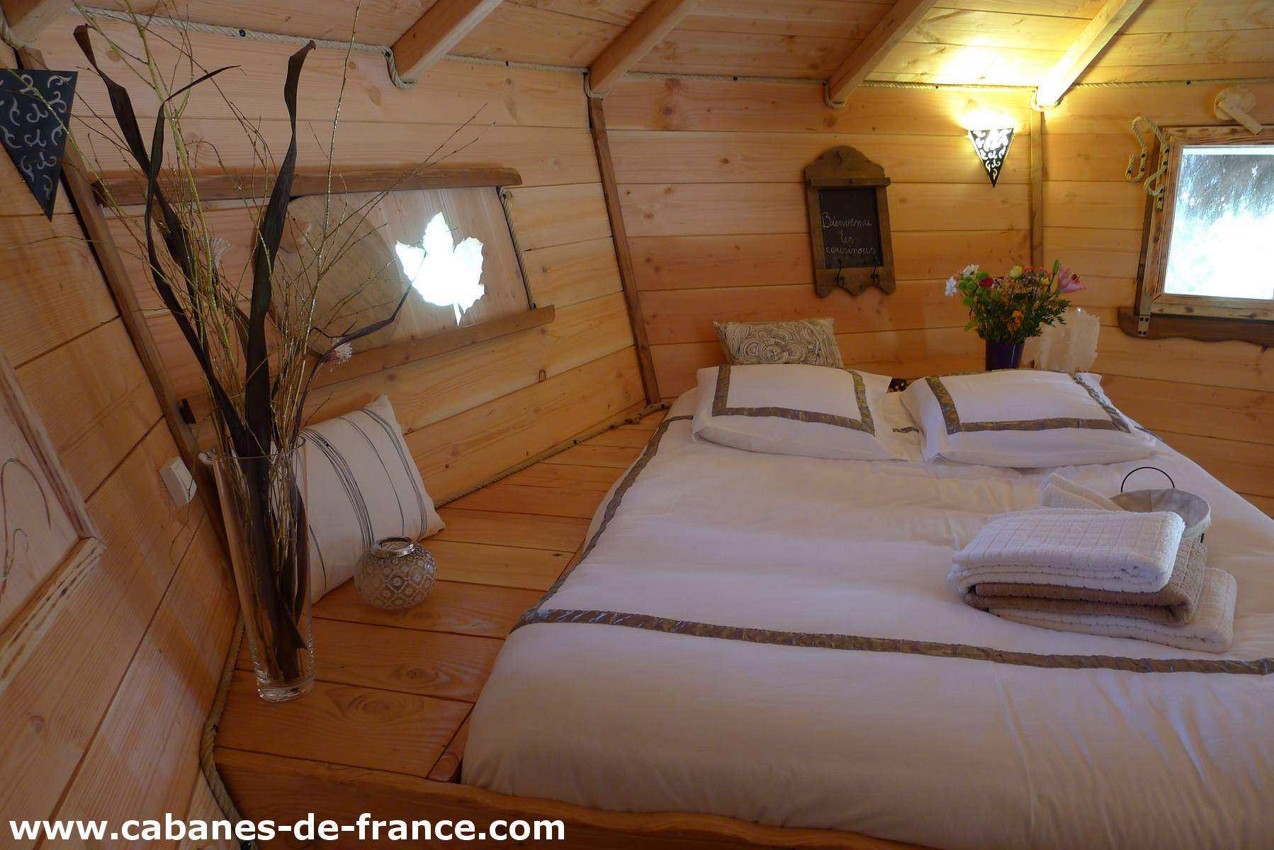 3433 Cocon en bois dans le Languedoc-Roussillon, avec lit douillet et décoration chaleureuse.