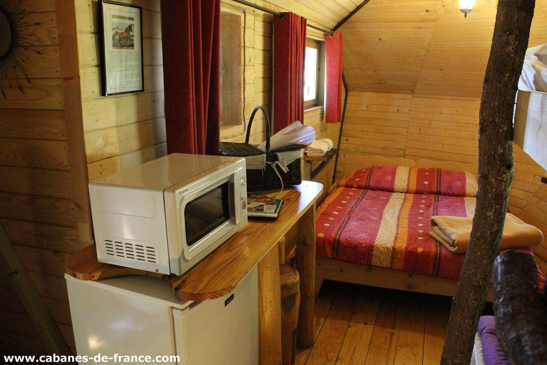 4101 Cabane en bois cosy en Nouvelle-Aquitaine, avec lit douillet et kitchenette.