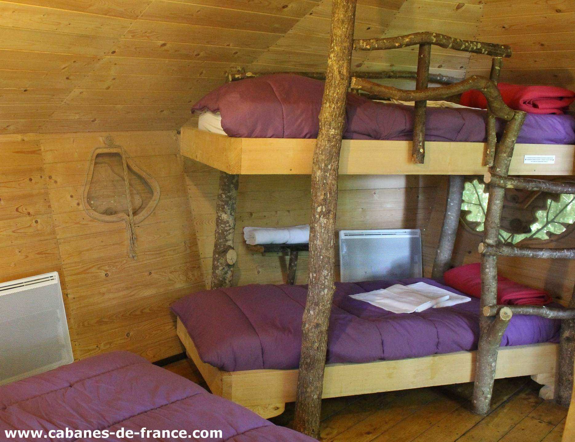 4102 Cabane en bois à lintérieur chaleureux, lits superposés en branches naturelles.