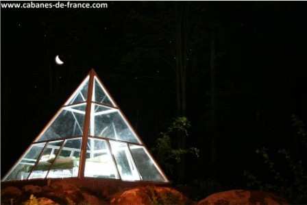 512 Cabanes en forme de pyramide, illuminées sous un ciel étoilé en Grand-Est.