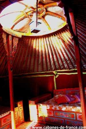 514 Yourte colorée avec un intérieur chaleureux et décor traditionnel, située en Grand-Est.