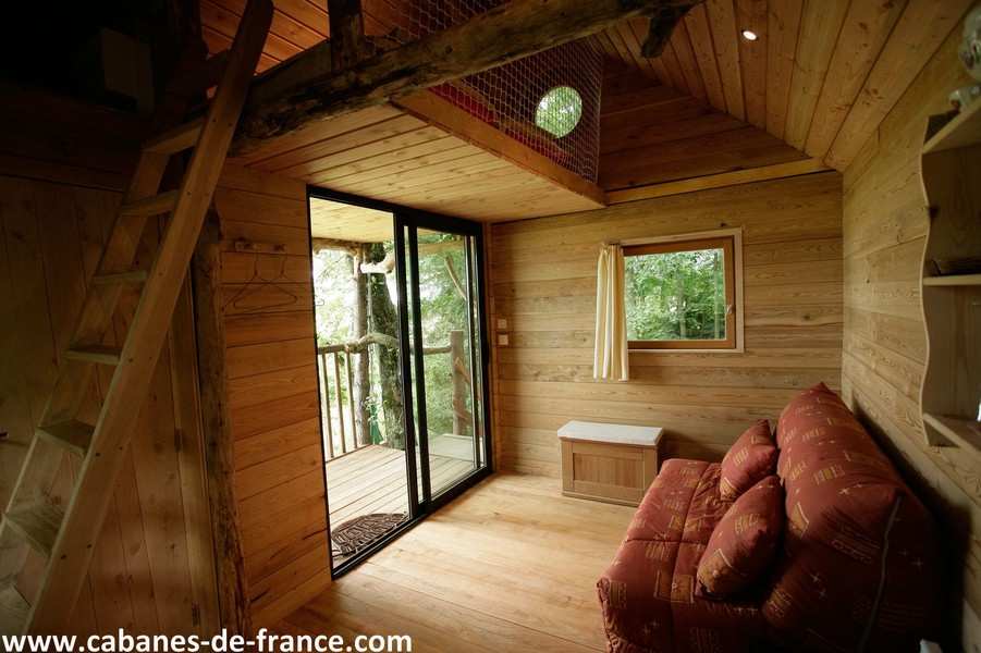516 Cabane en bois à Champagne-Ardennes, avec un intérieur chaleureux et lumineux.