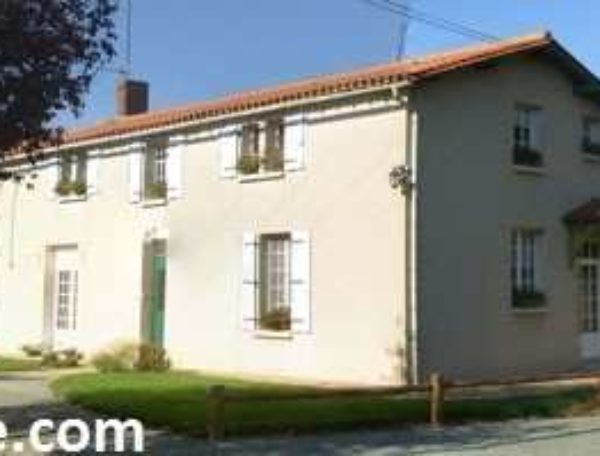 Charmante maison dhôtes avec jardin verdoyant et façade claire.