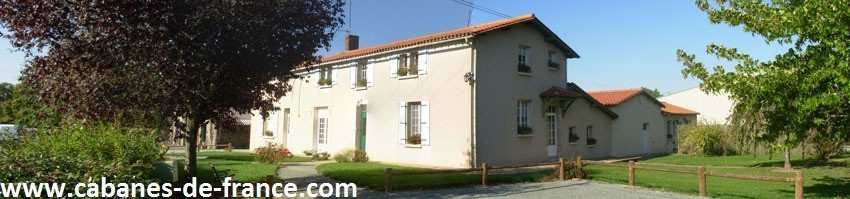 Charmante maison dhôtes avec jardin verdoyant et façade claire.