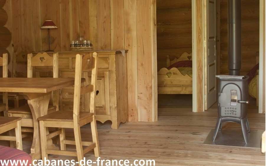 745 Cabane en bois en Auvergne, avec un poêle et un intérieur chaleureux.