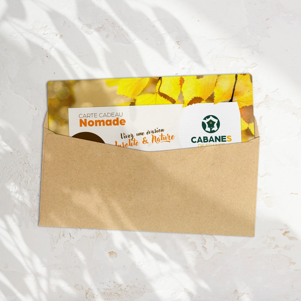 CC-Nomade-mockup-1024x1024 Carte cadeau pour un séjour en cabane, entourée de feuilles dautomne.