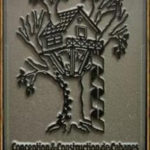 Cabane dans les arbres, perchée sur un tronc, offrant une vue imprenable.