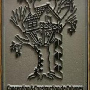 Cabane dans les arbres, perchée sur un tronc, offrant une vue imprenable.