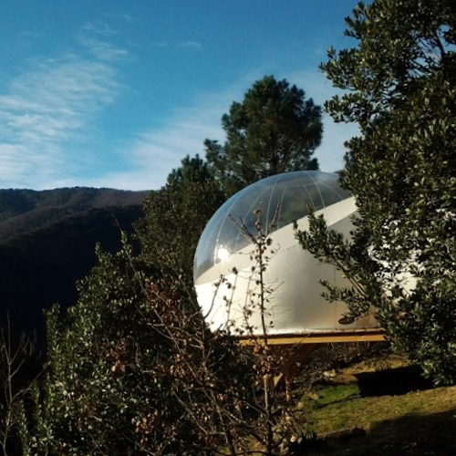 CC-Escapade-photo3 Hébergement insolite : bulle transparente perchée au milieu de la nature verdoyante.