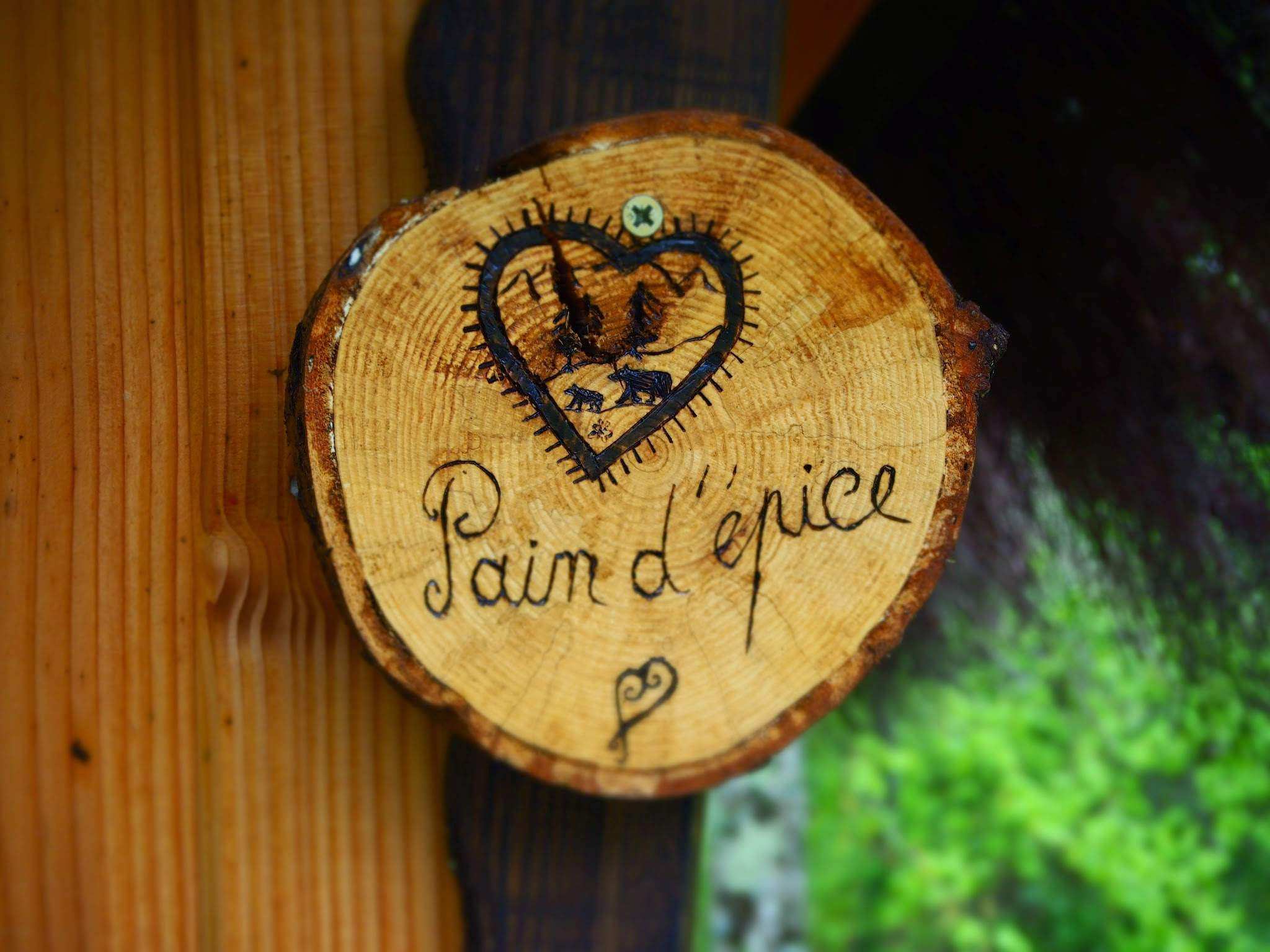 4293 Cabane en bois Pain dépice avec une décoration en cœur gravée.