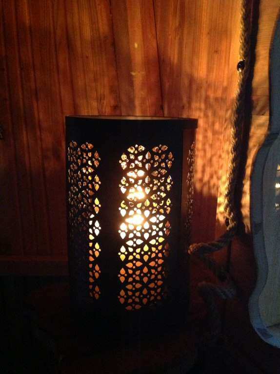 4294 Lumière chaleureuse dune lampe dans un hébergement insolite en Auvergne-Rhône-Alpes.