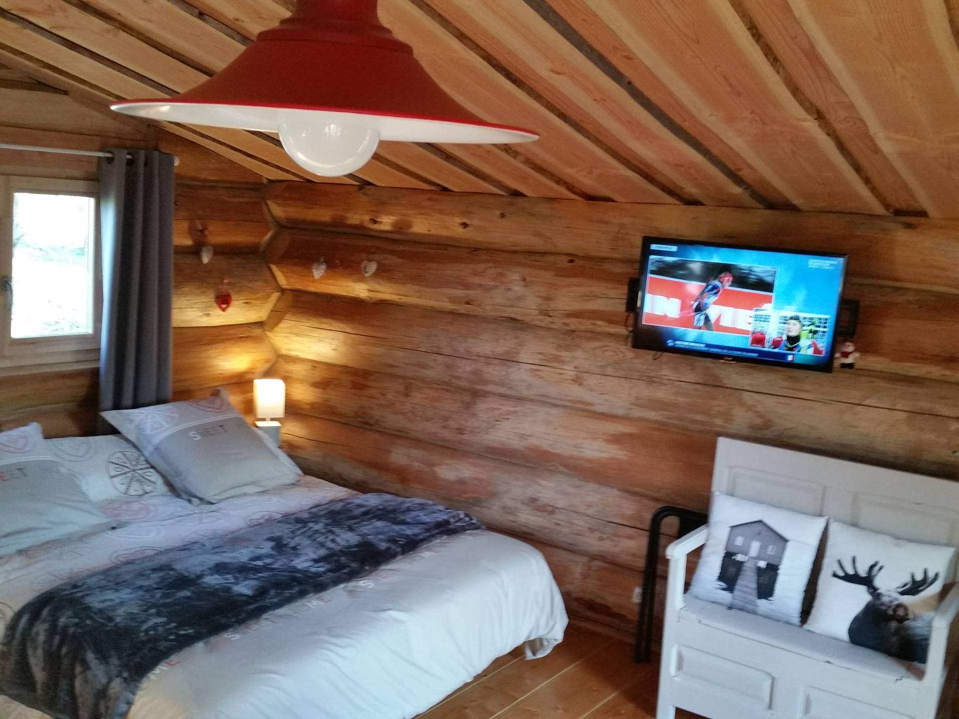 4330 Chalet en bois à Champagne-Ardennes, avec lit douillet et télévision murale.
