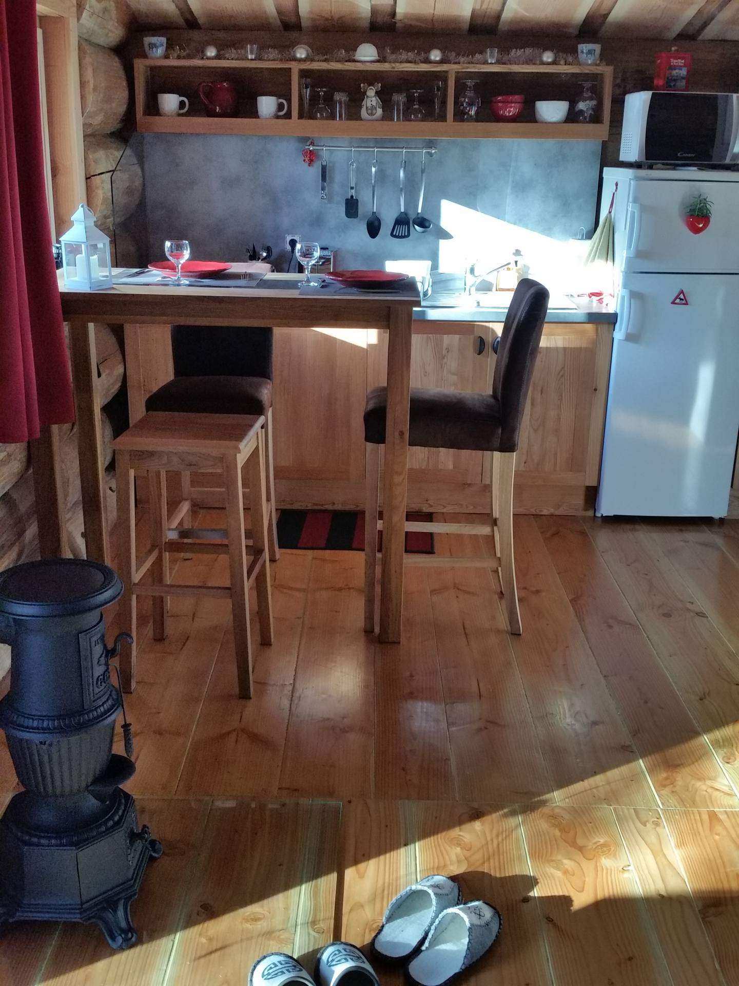 4331 Cabane en bois à Champagne-Ardennes, avec cuisine lumineuse et poêle à bois.