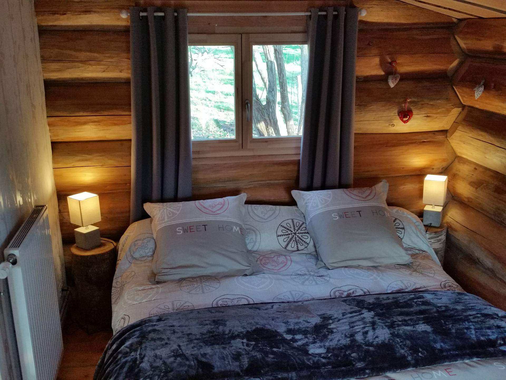 4333 Chalet en bois douillet à Champagne-Ardennes, avec lit confortable et vue sur la nature.