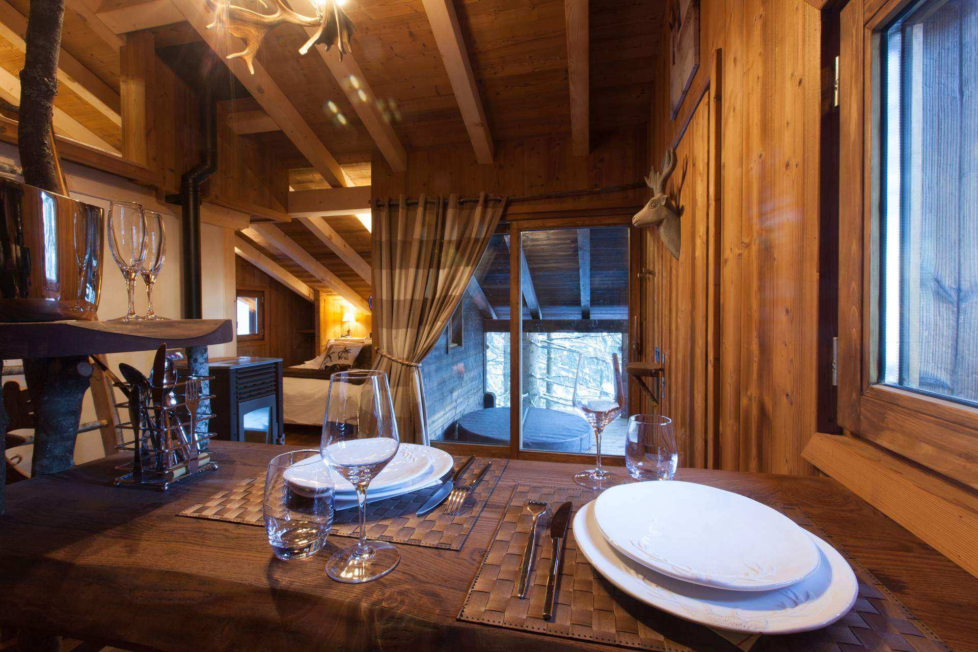 4426 Chalet en bois chaleureux avec vue sur la nature, idéal pour un séjour insolite.