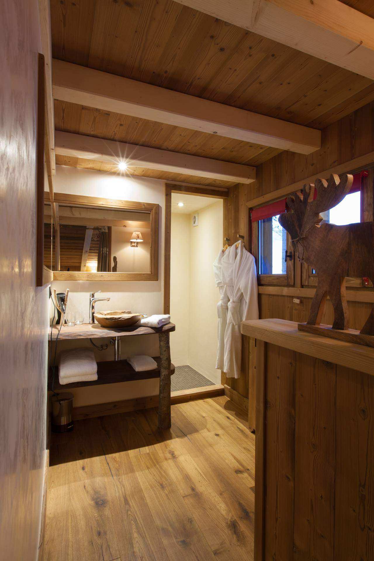 4427 Chalet en bois chaleureux avec salle de bain moderne et décor montagnard.